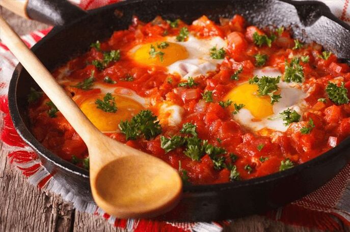 kiaušinienė su pomidorais ir paprika