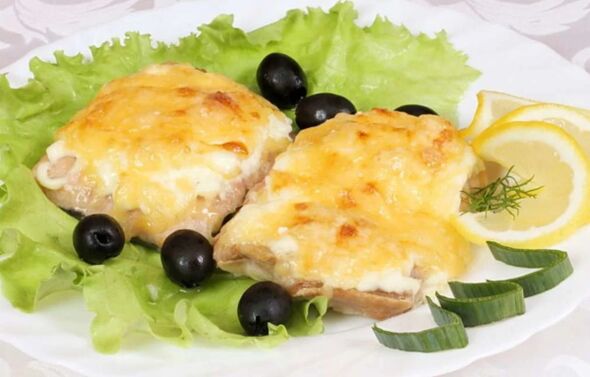 Kepta žuvis su sūriu bus skanus ir sveikas patiekalas Viduržemio jūros dietos meniu. 