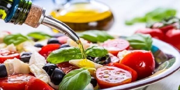 Ruošiant Viduržemio jūros dietinius patiekalus, būtina naudoti alyvuogių aliejų. 